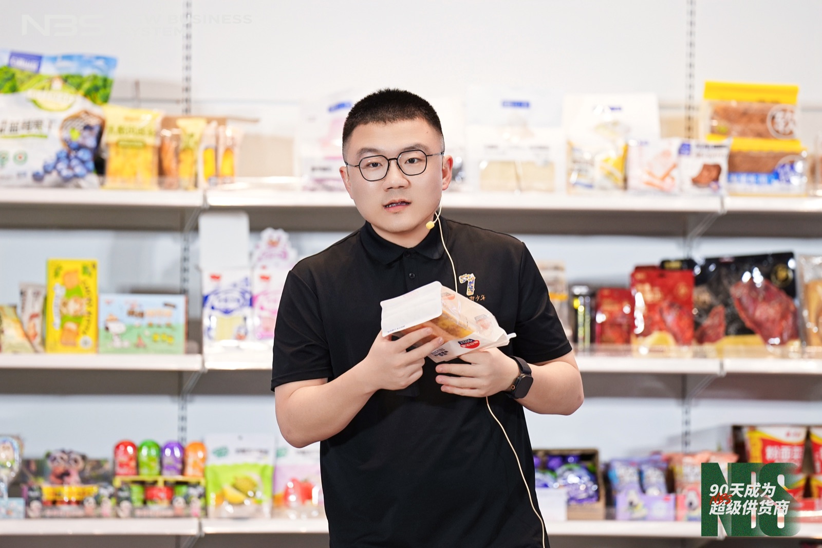 马昕彤手持学员产品，在真实货架前现场讲解